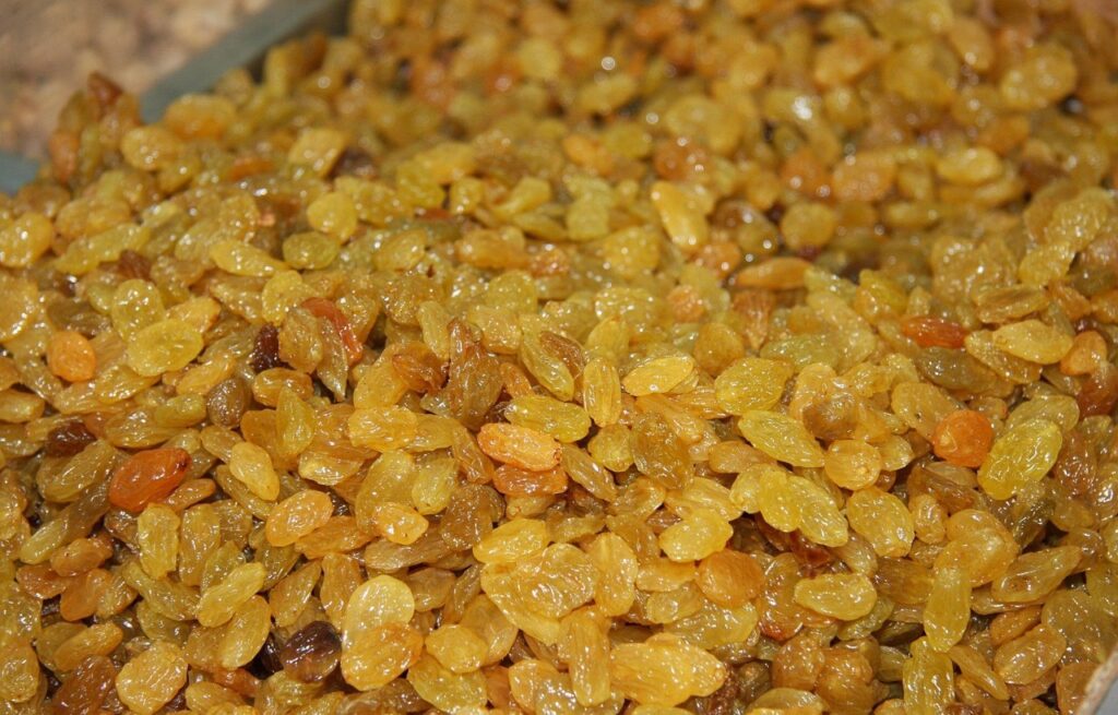 কিসমিস ভিজিয়ে খাওয়ার উপকারিতা
